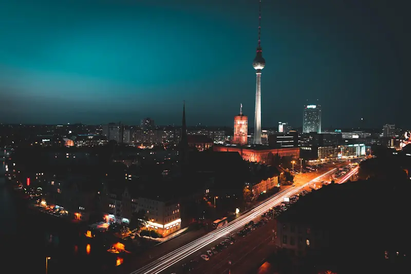 Startseite 3 Nachtaufnahme von Berlin mit beleuchtetem Fernsehturm und Straßenlichtern im Vordergrund
